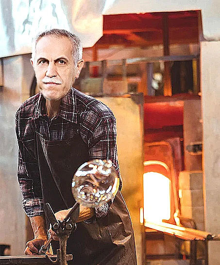 PREZES SOLORZ w przydomowej hucie spędza wiele godzin i wyrabia w niej najdziwniejsze nawet kieliszki.
