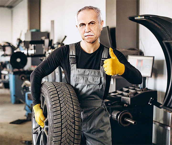 Prezes Solorz lubi czasem spędzić trochę wolnego czasu w garażu, a naprawa silników i wymiana opon to jego konik